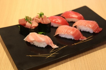 Conveyor belt sushi restaurant Sushiemon